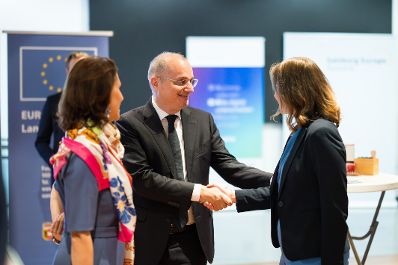 Am 29. September 2025 nahm Bundesministerin Claudia Plakolm (r.) im Rahmen ihres Bundesl&auml;ndertages in Salzburg am 21. Europe Summit &bdquo;Europa und Hoffnung&ldquo; teil.