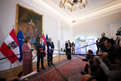Am 1. Oktober 2025 nahmen (v.l.n.r.) Bundesministerin Claudia Plakolm, Bundesminister Christoph Wiederkehr und Staatssekret&auml;r J&ouml;rg Leichtfried am Doorstep vor dem Ministerrat teil.