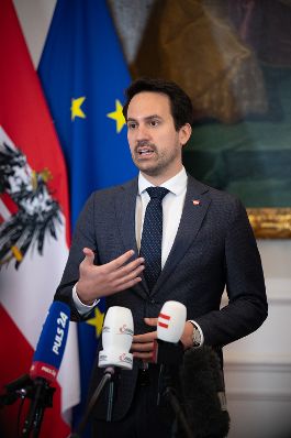 Am 1. Oktober 2025 nahmen Bundesministerin Claudia Plakolm, Bundesminister Christoph Wiederkehr (im Bild) und Staatssekret&auml;r J&ouml;rg Leichtfried am Doorstep vor dem Ministerrat teil.