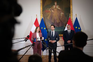 Am 1. Oktober 2025 nahmen Bundesministerin Claudia Plakolm (im Bild), Bundesminister Christoph Wiederkehr und Staatssekret&auml;r J&ouml;rg Leichtfried am Doorstep vor dem Ministerrat teil.