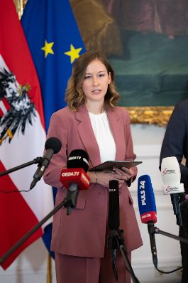Am 1. Oktober 2025 nahmen Bundesministerin Claudia Plakolm (im Bild), Bundesminister Christoph Wiederkehr und Staatssekret&auml;r J&ouml;rg Leichtfried am Doorstep vor dem Ministerrat teil.