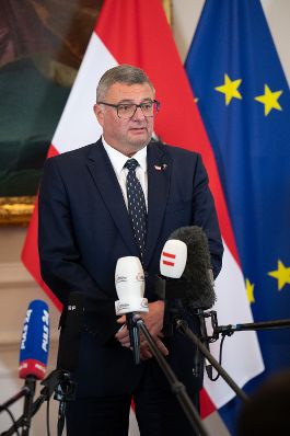 Am 1. Oktober 2025 nahmen Bundesministerin Claudia Plakolm, Bundesminister Christoph Wiederkehr und Staatssekret&auml;r J&ouml;rg Leichtfried (im Bild) am Doorstep vor dem Ministerrat teil.