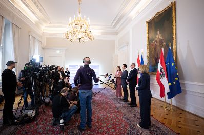 Am 1. Oktober 2025 nahmen (v.l.n.r.) Bundesministerin Claudia Plakolm, Bundesminister Christoph Wiederkehr und Staatssekret&auml;r J&ouml;rg Leichtfried am Doorstep vor dem Ministerrat teil.