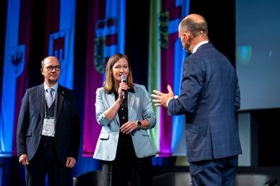 Am 25. August 2025 besuchte Bundesministerin Claudia Plakolm (m.) im Rahmen ihres Bundesl&auml;ndertages die K&auml;rntner Messen in Klagenfurt. Im Bild bei Verleihung des &Ouml;sterreichpreises.