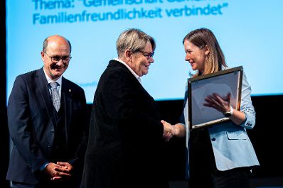 Am 25. August 2025 besuchte Bundesministerin Claudia Plakolm (r.) im Rahmen ihres Bundesl&auml;ndertages die K&auml;rntner Messen in Klagenfurt. Im Bild bei Verleihung des &Ouml;sterreichpreises.
