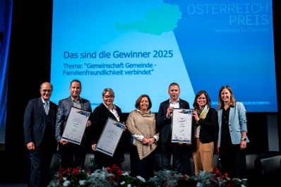 Am 25. August 2025 besuchte Bundesministerin Claudia Plakolm (r.) im Rahmen ihres Bundesl&auml;ndertages die K&auml;rntner Messen in Klagenfurt. Im Bild bei Verleihung des &Ouml;sterreichpreises.