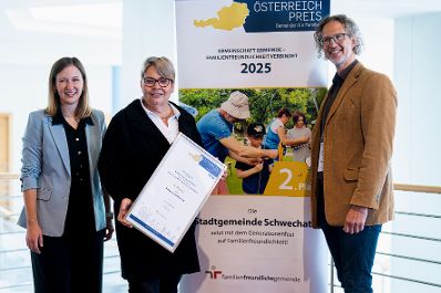 Am 25. August 2025 besuchte Bundesministerin Claudia Plakolm (l.) im Rahmen ihres Bundesl&auml;ndertages die K&auml;rntner Messen in Klagenfurt. Im Bild bei Verleihung des &Ouml;sterreichpreises.
