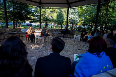 Am 7. Oktober 2025 setzte Bundesminister Claudia Plakolm (2.v.l.) ihre Westbalkantour fort. Im Bild bei einer Diskussion mit Europaministerin Maida Gorčević (3.v.l.) und Vertretern der Jugend.