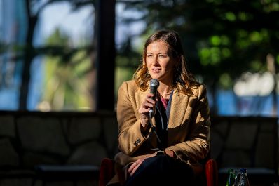 Am 7. Oktober 2025 setzte Bundesminister Claudia Plakolm (im Bild.) ihre Westbalkantour fort. Im Bild bei einer Diskussion mit Europaministerin Maida Gorčević und Vertretern der Jugend.