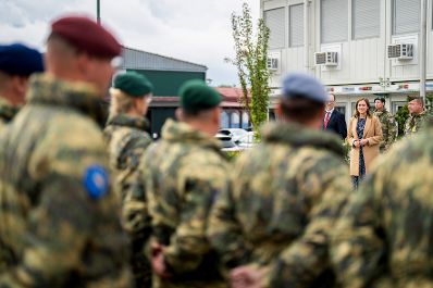 Am 10. Oktober 2025 setzte Bundesminister Claudia Plakolm ihre Westbalkantour fort. Im Bild beim Besuch der EUFOR Althea.