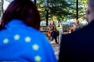 Am 7. Oktober 2025 setzte Bundesminister Claudia Plakolm (m.l.) ihre Westbalkantour fort. Im Bild bei einer Diskussion mit Europaministerin Maida Gorčević (m.r.) und Vertretern der Jugend.