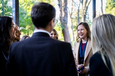 Am 7. Oktober 2025 setzte Bundesminister Claudia Plakolm (2.v.r.) ihre Westbalkantour fort. Im Bild bei einer Diskussion mit Europaministerin Maida Gorčević und Vertretern der Jugend.