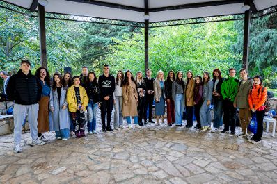 Am 7. Oktober 2025 setzte Bundesminister Claudia Plakolm ihre Westbalkantour fort. Im Bild bei einer Diskussion mit Europaministerin Maida Gorčević und Vertretern der Jugend.