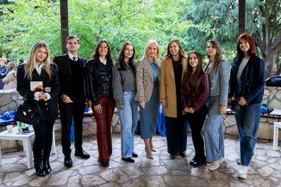 Am 7. Oktober 2025 setzte Bundesminister Claudia Plakolm ihre Westbalkantour fort. Im Bild bei einer Diskussion mit Europaministerin Maida Gorčević und Vertretern der Jugend.