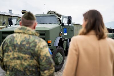 Am 10. Oktober 2025 setzte Bundesminister Claudia Plakolm ihre Westbalkantour fort. Im Bild beim Besuch der EUFOR Althea.