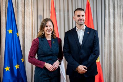 Am 7. Oktober 2025 setzte Bundesminister Claudia Plakolm (l.) ihre Westbalkantour fort. Im Bild bei einem Arbeitsgespr&auml;ch mit dem Premierminister von Montenegro Milojko Spajić (r.).