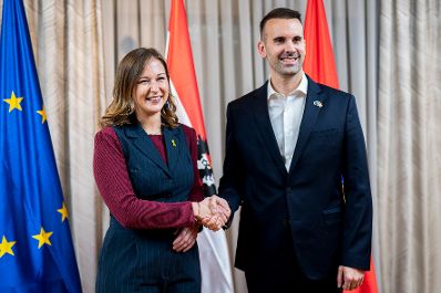 Am 7. Oktober 2025 setzte Bundesminister Claudia Plakolm (l.) ihre Westbalkantour fort. Im Bild bei einem Arbeitsgespr&auml;ch mit dem Premierminister von Montenegro Milojko Spajić (r.).