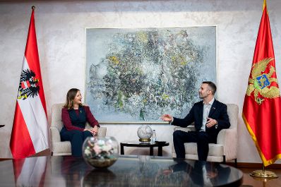 Am 7. Oktober 2025 setzte Bundesminister Claudia Plakolm (l.) ihre Westbalkantour fort. Im Bild bei einem Arbeitsgespr&auml;ch mit dem Premierminister von Montenegro Milojko Spajić (r.).