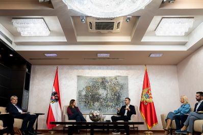 Am 7. Oktober 2025 setzte Bundesminister Claudia Plakolm (m.l.) ihre Westbalkantour fort. Im Bild bei einem Arbeitsgespr&auml;ch mit dem Premierminister von Montenegro Milojko Spajić (m.r.).