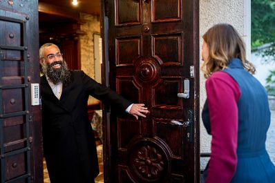 Am 7. Oktober 2025 setzte Bundesminister Claudia Plakolm (r.) ihre Westbalkantour fort. Im Bild bei einem Arbeitsgepr&auml;ch mit Rabbi Ari Edelkopf (l.).