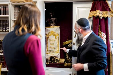 Am 7. Oktober 2025 setzte Bundesminister Claudia Plakolm (l.) ihre Westbalkantour fort. Im Bild bei einem Arbeitsgepr&auml;ch mit Rabbi Ari Edelkopf (r.).