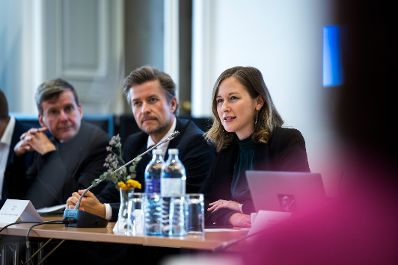 Am 15. Oktober 2025 nahm Bundesministerin Claudia Plakolm (r.) am 6. Expert/innen Forum des &Ouml;IF zur Integration von qualifizierten Zuwander/innen und Schl&uuml;sselarbeitskr&auml;ften im Haus der Ingenieure teil.