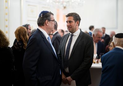 Am 22. Oktober 2025 gab Bundesministerin Claudia Plakolm gemeinsam mit Staatssekret&auml;r Alexander Pr&ouml;ll (im Bild) einen Abendempfang zum j&uuml;dischen Neujahrstag &quot;Rosch ha-Schana&quot; im Bundeskanzleramt. Im Bild mit Oskar Deutsch (l.) Pr&auml;sident der Israelitischen Kultusgemeinde.