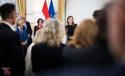 Am 22. Oktober 2025 gab Bundesministerin Claudia Plakolm (m.) gemeinsam mit Staatssekret&auml;r Alexander Pr&ouml;ll einen Abendempfang zum j&uuml;dischen Neujahrstag &quot;Rosch ha-Schana&quot; im Bundeskanzleramt.