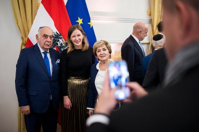 Am 22. Oktober 2025 gab Bundesministerin Claudia Plakolm (m.) gemeinsam mit Staatssekret&auml;r Alexander Pr&ouml;ll einen Abendempfang zum j&uuml;dischen Neujahrstag &quot;Rosch ha-Schana&quot; im Bundeskanzleramt.