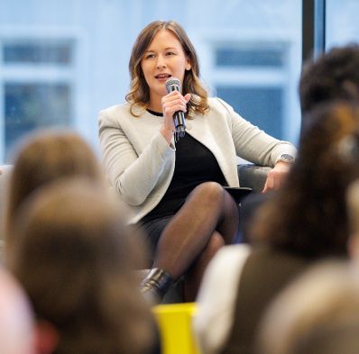 Am 4. November 2025 besuchte Bundesministerin Claudia Plakolm (im Bild) anl&auml;sslich eines doppelten Jubil&auml;ums &bdquo;10 Jahre Plattform f&uuml;r familienfreundliche Arbeitswelten&ldquo; und die Aufnahme des 1.000 Partnerunternehmens, den Partnertag im IKEA am Wiener Westbahnhof.