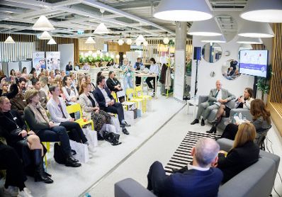 Am 4. November 2025 besuchte Bundesministerin Claudia Plakolm (2.v.r.) anl&auml;sslich eines doppelten Jubil&auml;ums &bdquo;10 Jahre Plattform f&uuml;r familienfreundliche Arbeitswelten&ldquo; und die Aufnahme des 1.000 Partnerunternehmens, den Partnertag im IKEA am Wiener Westbahnhof.