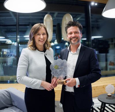 Am 4. November 2025 besuchte Bundesministerin Claudia Plakolm (l.) anl&auml;sslich eines doppelten Jubil&auml;ums &bdquo;10 Jahre Plattform f&uuml;r familienfreundliche Arbeitswelten&ldquo; und die Aufnahme des 1.000 Partnerunternehmens, den Partnertag im IKEA am Wiener Westbahnhof.