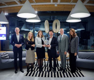 Am 4. November 2025 besuchte Bundesministerin Claudia Plakolm (2.v.l.) anl&auml;sslich eines doppelten Jubil&auml;ums &bdquo;10 Jahre Plattform f&uuml;r familienfreundliche Arbeitswelten&ldquo; und die Aufnahme des 1.000 Partnerunternehmens, den Partnertag im IKEA am Wiener Westbahnhof.