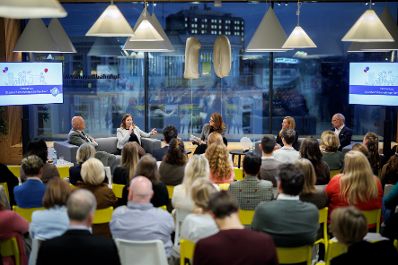 Am 4. November 2025 besuchte Bundesministerin Claudia Plakolm anl&auml;sslich eines doppelten Jubil&auml;ums &bdquo;10 Jahre Plattform f&uuml;r familienfreundliche Arbeitswelten&ldquo; und die Aufnahme des 1.000 Partnerunternehmens, den Partnertag im IKEA am Wiener Westbahnhof.