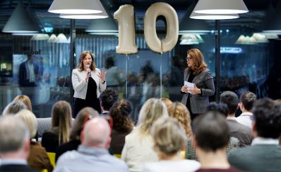 Am 4. November 2025 besuchte Bundesministerin Claudia Plakolm (l.) anl&auml;sslich eines doppelten Jubil&auml;ums &bdquo;10 Jahre Plattform f&uuml;r familienfreundliche Arbeitswelten&ldquo; und die Aufnahme des 1.000 Partnerunternehmens, den Partnertag im IKEA am Wiener Westbahnhof.