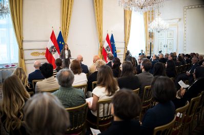 Am 5. November 2025 &uuml;berreichte Bundesministerin Claudia Plakolm Ehrenzeichen im Bundeskanzleramt.