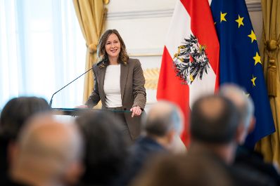 Am 5. November 2025 &uuml;berreichte Bundesministerin Claudia Plakolm (im Bild) Ehrenzeichen im Bundeskanzleramt.