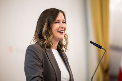 Am 5. November 2025 &uuml;berreichte Bundesministerin Claudia Plakolm (im Bild) Ehrenzeichen im Bundeskanzleramt.