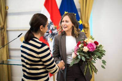 Am 5. November 2025 &uuml;berreichte Bundesministerin Claudia Plakolm (r.) Ehrenzeichen im Bundeskanzleramt.