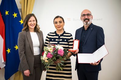 Am 5. November 2025 &uuml;berreichte Bundesministerin Claudia Plakolm (l.) Ehrenzeichen im Bundeskanzleramt.