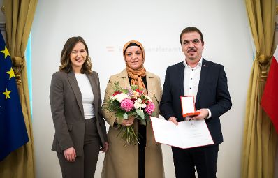 Am 5. November 2025 &uuml;berreichte Bundesministerin Claudia Plakolm (l.) Ehrenzeichen im Bundeskanzleramt.