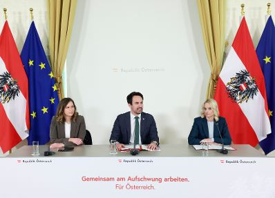 Am 5. November 2025 nahmen (v.l.n.r.) Bundesministerin Claudia Plakolm, Bundesminister Christoph Wiederkehr und Staatssekret&auml;rin Michaela Schmid am Pressefoyer nach dem Ministerrat teil.