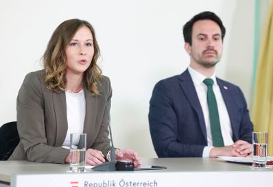 Am 5. November 2025 nahmen Bundesministerin Claudia Plakolm (l.), Bundesminister Christoph Wiederkehr (r.) und Staatssekret&auml;rin Michaela Schmid am Pressefoyer nach dem Ministerrat teil.