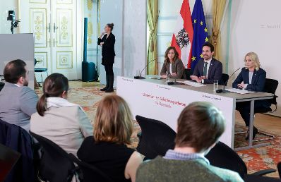 Am 5. November 2025 nahmen (v.l.n.r.) Bundesministerin Claudia Plakolm, Bundesminister Christoph Wiederkehr und Staatssekret&auml;rin Michaela Schmid am Pressefoyer nach dem Ministerrat teil.