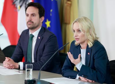 Am 5. November 2025 nahmen Bundesministerin Claudia Plakolm, Bundesminister Christoph Wiederkehr (l.) und Staatssekret&auml;rin Michaela Schmid (r.) am Pressefoyer nach dem Ministerrat teil.