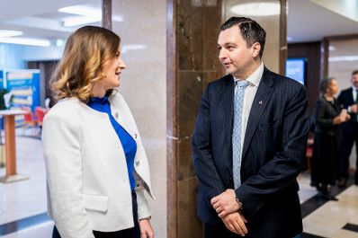 Am 6. November 2025 nahm Bundesministerin Claudia Plakolm (l.) an der Podiumsdiskussion zu 30 Jahre EU-Mitgliedschaft teil.