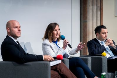 Am 6. November 2025 nahm Bundesministerin Claudia Plakolm (m.) an der Podiumsdiskussion zu 30 Jahre EU-Mitgliedschaft teil.