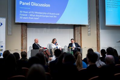Am 6. November 2025 nahm Bundesministerin Claudia Plakolm an der Podiumsdiskussion zu 30 Jahre EU-Mitgliedschaft teil.