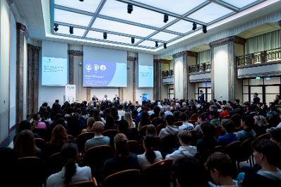 Am 6. November 2025 nahm Bundesministerin Claudia Plakolm an der Podiumsdiskussion zu 30 Jahre EU-Mitgliedschaft teil.