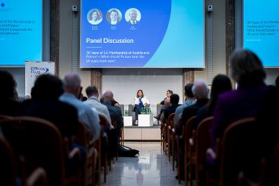 Am 6. November 2025 nahm Bundesministerin Claudia Plakolm an der Podiumsdiskussion zu 30 Jahre EU-Mitgliedschaft teil.